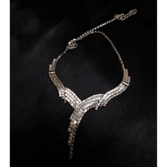 Vintage-Inspired Silver Crystal Statement Necklace With Adjustable Chain - Picture 6 of 6
